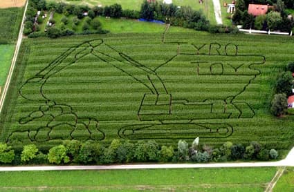 Unser Maislabyrinth 2012 in Form eines Baggers mit Tyro Toys Logo