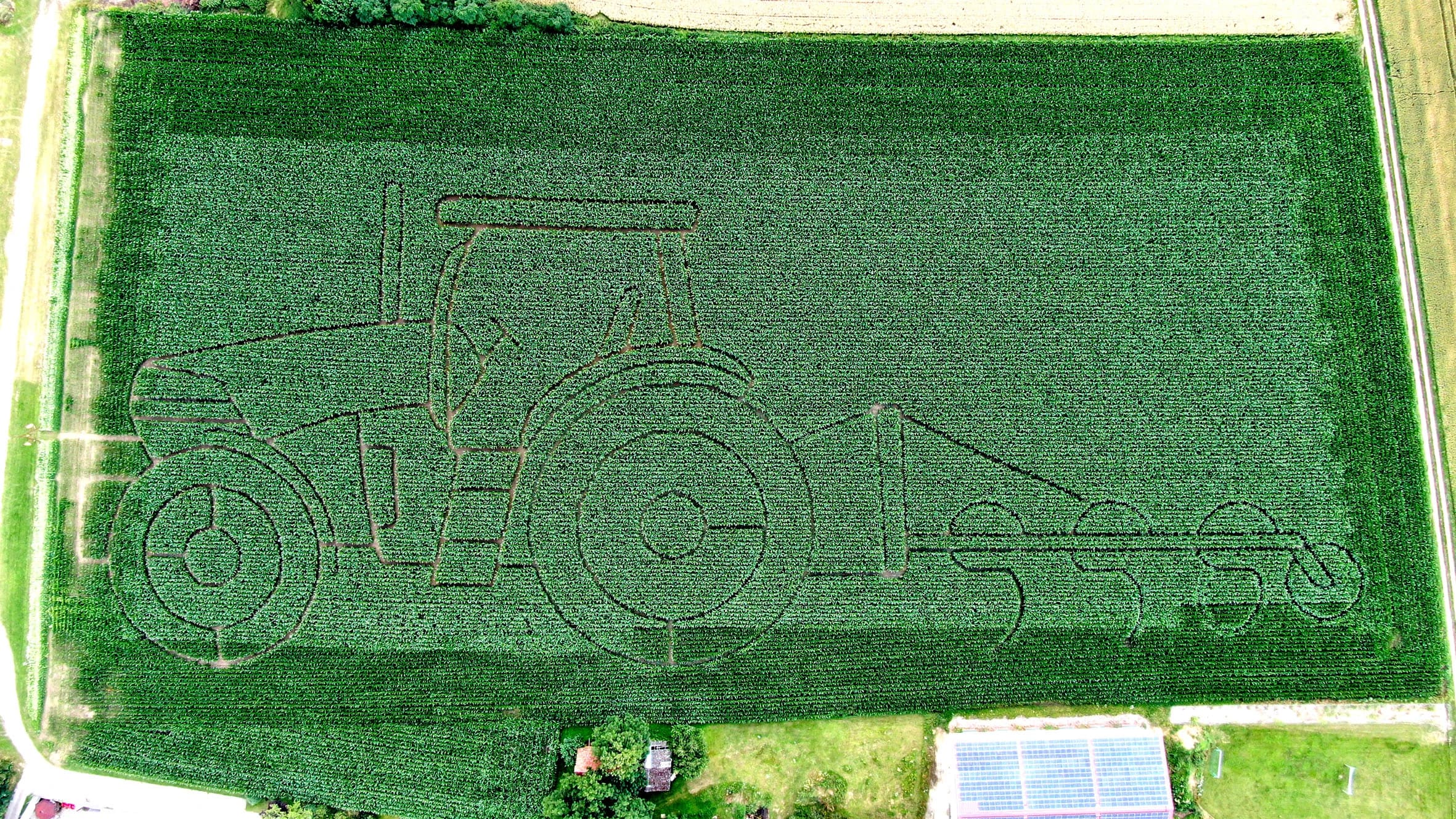 Unser Maislabyrinth 2021 in Form eines Traktors